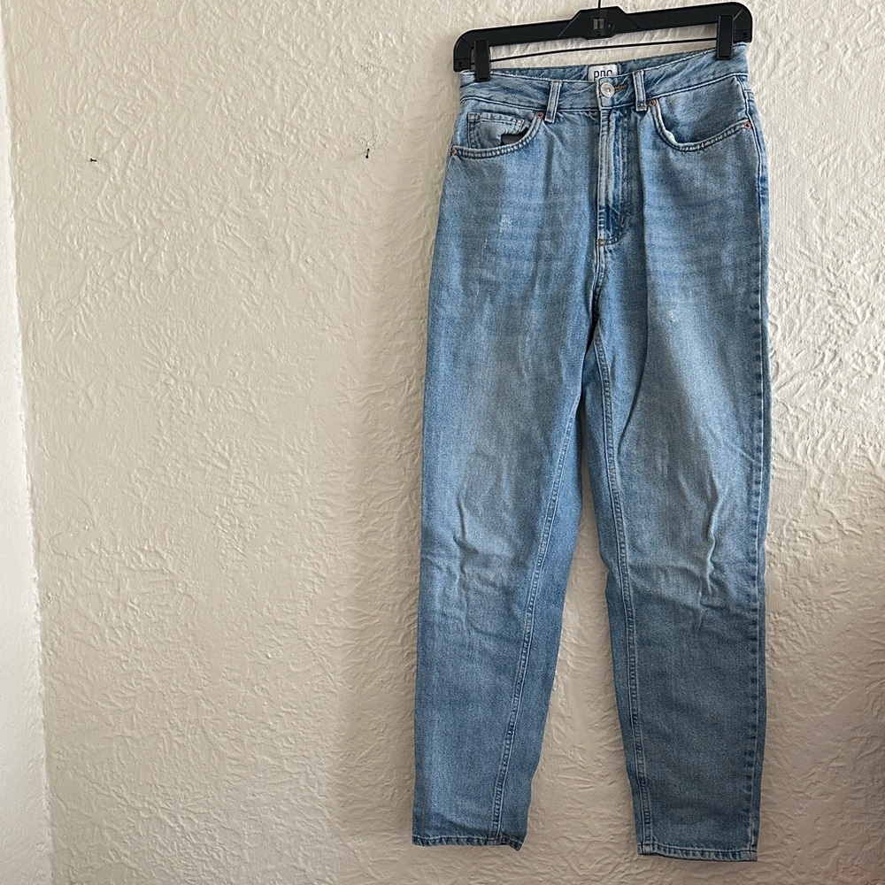 Urban Outfitters BDG Light Wash Mom Jeans 27